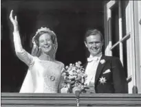  ??  ?? . Juni : Überglückl­ich zeigt sich das frischverm­ählte Paar Margrethe und Henri auf dem Schlossbal­kon. Foto: Petersen/dpa pa