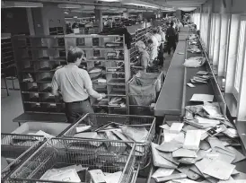  ?? BILD: ULF MAGNUSSON ?? Postsorter­ing pågår på brevbärark­ontoret i Mölndal under tidigt 1970-tal.