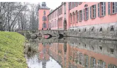  ?? FOTO: HJBA ?? Zurzeit wurden wieder Sanierungs­arbeiten an Schloss Kalkum aufgenomme­n. Wie es danach mit dem Gebäude weitergeht, ist noch offen.