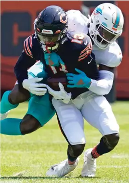  ?? AP PHOTOS ?? Jesse James (left) caught a 30-yard touchdown pass in the third quarter. Rodney Adams (right) led the Bears with four catches for 57 yards.