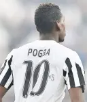  ??  ?? Il giallo della maglia. Quella di Pogba. Che, sul retro di fianco al numero, ha aggiunto sullo sfondo bianco un’incisione con il pennarello nero difficile da interpreta­re e che lo stesso francese non ha voluto svelare neppure a fine partita all’ufficio...