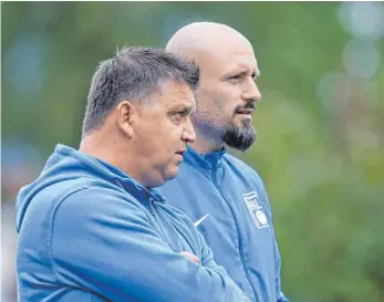  ?? FOTO: VOLKER STROHMAIER ?? Bilden auch in der kommenden Saison das Trainerges­pann beim FV Olympia Laupheim: (vorn) Hubertus Fundel und Udo Schrötter.