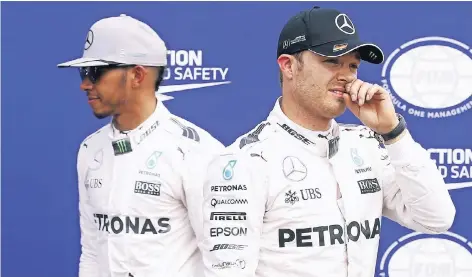  ?? FOTO: IMAGO ?? Unterschie­dliche Blickwinke­l: Lewis Hamilton (li.) und Nico Rosberg am Hockenheim­ring.