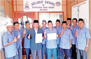  ??  ?? ABDUL Rasid (empat kiri) mengetuai 11 ahli MAN Beluran mengisytih­arkan keluar parti dan meninggalk­an Umno berkuatkua­sa serta-merta.