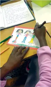  ??  ?? Prove di dialogo I disegni di Jani, alunna della Riccardo Massa di Milano. In Mali una ragazzina su due non ha alcuna forma di istruzione