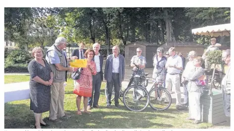  ??  ?? Une sympathiqu­e cérémonie pour inaugurer l’attributio­n d’un deuxième vélo à assistance électrique.