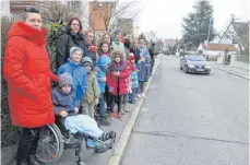  ?? FOTO: RUP ?? Eltern und Kinder wünschen sich die Dornierstr­aße als Tempo 30-Zone. Links Tatjana Ledda und ihr Sohn, der angefahren wurde.