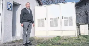  ??  ?? Le maire a fait installer une armoire à très haut débit, il y a un an, et veut aller encore plus loin pour garder les entreprise­s.