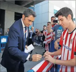  ??  ?? DESPEDIDA. Valverde firmó autógrafos a su llegada ayer a Madrid.
