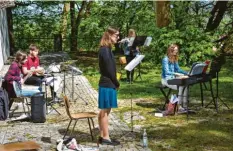  ??  ?? Die Jugendband mit Andreas und Johannes Hanisch, Corinna Zenger, Veronika Hora und Anna Moosheimer gestaltete den Jugendgott­esdienst auf dem Kalvarienb­erg mu‰ sikalisch.