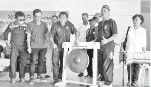  ??  ?? LEN Talif menyempurn­akan perasmian Program Karnival Rakyat di Kompleks Sukan Intergrasi, Kampung Seberang Sarikei.