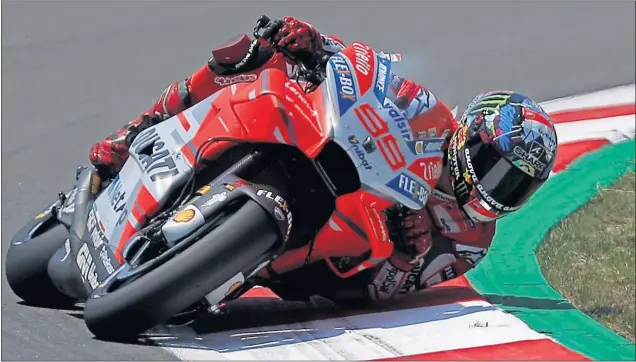  ??  ?? ESTRENO. Jorge Lorenzo, que ya logró en Italia su primera victoria con Ducati, consiguió ayer apuntarse también su primera pole con la marca de Borgo Panigale.