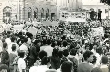  ?? PICTURE: LEON MULLER/AFRICAN NEWS AGENCY ARCHIVE ?? PEACEFUL PROTEST: In 1989, a huge crowd staged a peace march outside St George’s Cathedral in Wale Street.