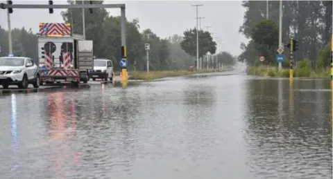  ?? FOTO SERGE MINTEN ?? Door wateroverl­ast werd de expressweg (N80) in Alken van Sint-Truiden naar Hasselt afgesloten.