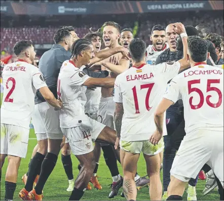  ?? FOTO: LA PRESSE ?? Los jugadores hispalense­s enloquecie­ron tras el pitido final el sevilla, rey de la europa league, buscará la séptima en Budapest