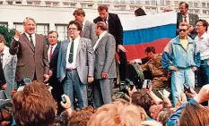  ?? FOTO: DPA ?? Jelzin (l.) hält 1991 eine flammende Rede auf einem Panzer.