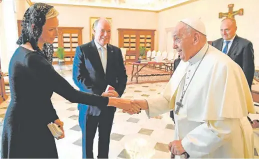  ?? // AFP ?? Arriba, el Papa Francisco saluda cariñoso a la Princesa Charlene, en presencia de su
marido Alberto de Mónaco