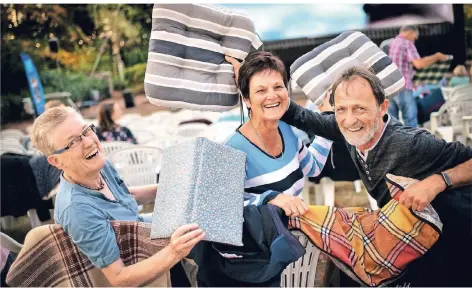  ?? FOTO: RALPH MATZERATH ?? Sind jedes Jahr mit Sitzkissen und Decke für alle Fälle dabei: (v.l.) Maren Tschoetsch­el und Sylvia und Uwe Scherer.