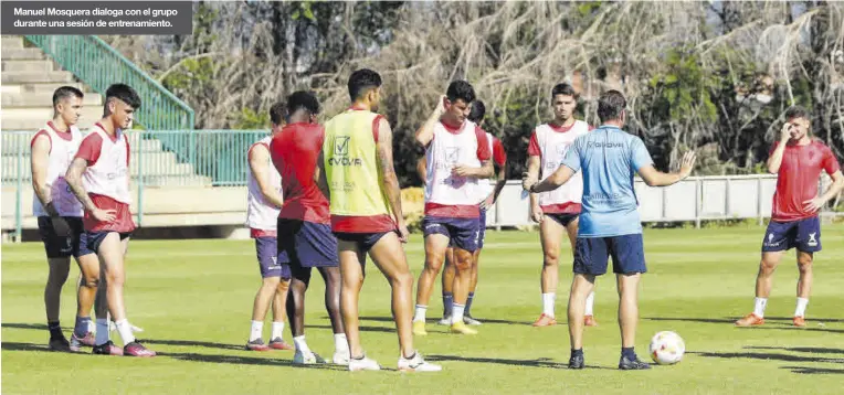  ?? ?? Manuel Mosquera dialoga con el grupo durante una sesión de entrenamie­nto.