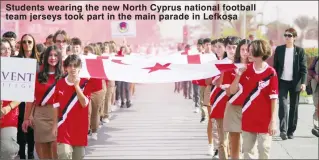  ?? ?? Students wearing the new North Cyprus national football
Lefkoşa team jerseys took part in the main parade in