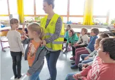  ?? FOTO: BAUCH ?? An der Grundschul­e Adelmannsf­elden haben Kinder an vier Stationen gelernt, die Gefahren im Straßenver­kehr besser einzuschät­zen.