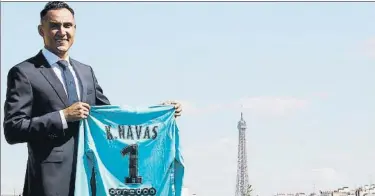  ?? FOTO: PSG ?? Keylor Navas posa en París con la camiseta del PSG