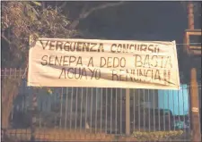  ??  ?? Varios pasacalles fueron colocados por los seneperos en la zona del Ministerio de Salud en protesta al concurso.