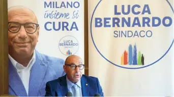  ??  ?? In corsa Milano, il candidato sindaco del centrodest­ra Luca Bernardo, 54 anni, ieri in conferenza stampa