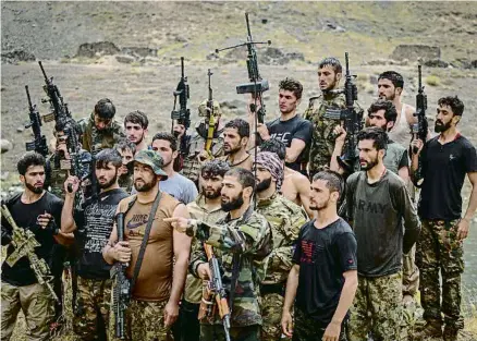  ?? AHMAD SAHEL ARMAN / AFP ?? Les milícies antitaliba­nes entrenant-se a la vall del Panjshir