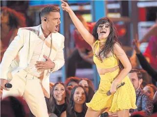  ??  ?? Ricky Martin y Camila Cabello cantaron “Havana” con J Balvin