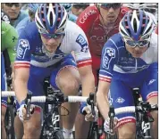  ?? (Photos AFP) ?? Rudy Molard (à d.), ici devant Davide Cimolai, compte déjà  jours de courses avec le maillot de la FDJ.