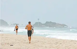  ?? ESTEFAN RADOVICZ ?? As praias cariocas ficaram vazias no último fim de semana do verão, com chuva, frio e mar agitado