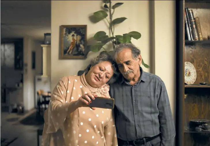  ?? ?? Der schönste Film der Berlinale war eine simple Alltagsges­chichte über das Leben einer 70-jährigen Frau in Teheran: »My Favourite Cake« von Maryam Moghaddam und Behtash Sanaeeha.