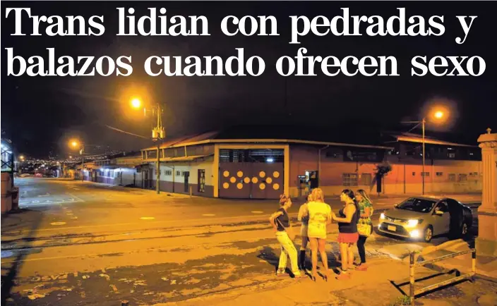  ?? RAFAEL PACHECO ?? Plaza González Víquez es uno de los puntos donde operan las mujeres transexual­es de la calle. Los malhechore­s aprovechan la soledad de la zona para violentarl­as.