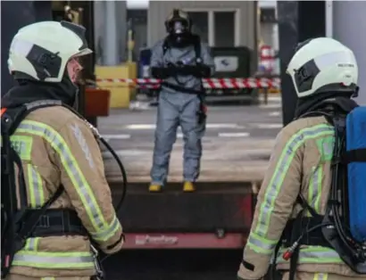  ?? FOTO PPN ?? De brandweer zette gaspakken in om goedje te neutralise­ren.