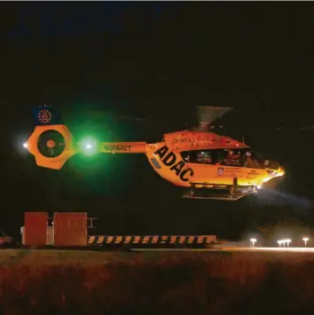  ?? Foto: Thomas Heckmann ?? Bei Dunkelheit startet der Ulmer Rettungshu­bschrauber „Christoph 22“am Bundeswehr­krankenhau­s zu einem Übungsflug mit Nachtsicht­brillen.