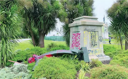  ?? REUTERS ?? La estatua de Fray Junípero Serra derribada el pasado fin de semana en San Francisco (Estados Unidos), tras ser manchada con pintura roja