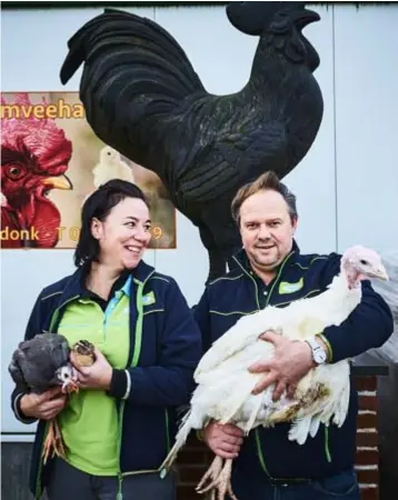  ??  ?? Kelly en Gerd met een zwarte en witte kalkoen. “Allebei even lekker, hoor.”