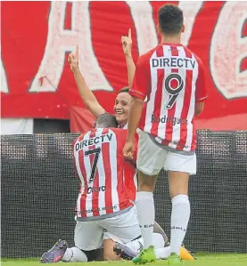  ?? MAURICIO NIEVAS ?? El. Zuqui celebra su bombazo junto a Otero y Rodríguez.