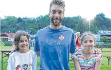  ?? FOTO: PRIVAT ?? Nationalsp­ieler Nick Trinemeier vom Bundesligi­sten TV 1880 Käfertal mit den U12w-Spielerinn­en Hanna Laßleben (links) und Carolin Rätz am Rande eines Spiels im Zeltlager in Kippenheim.