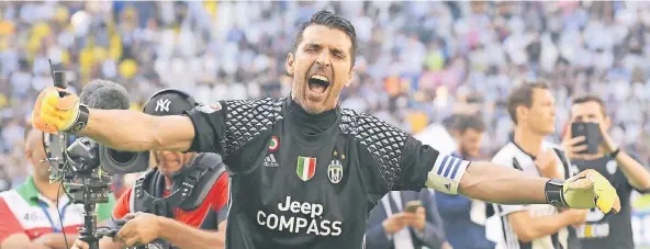  ?? FOTO: AP ?? Ein leidenscha­ftlicher Typ: Gianluigi, genannt Gigi, Buffon bejubelt die Meistersch­aft mit Juventus Turin.