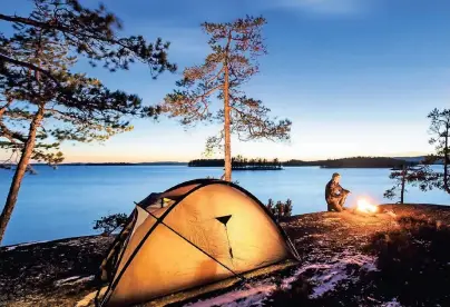  ?? FOTO: PETRI JAUHIAINEN/VASTAVALO/VISITFINLA­ND ?? Feuer machen erlaubt: Camping-Urlauber in Finnland können die Schönheit der Natur ganz bodenständ­ig erleben.
