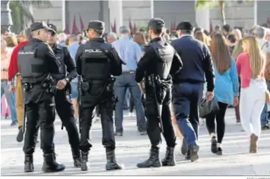  ?? FITO CARRETO ?? Policías durante una concentrac­ión en la plaza de San Juan de Dios en Cádiz.