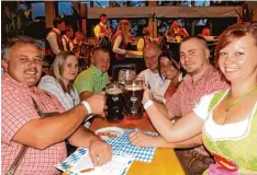  ?? Fotos: Karin Marz ?? In Dirdl und Tracht feiert diese Gruppe gut gelaunt beim Oktoberfes­t in Mittelneuf nach.