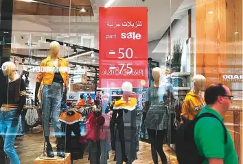  ?? Antonin Kélian Kallouche/Gulf News ?? A sale sign in the window of a shopping outlet at Mall of the Emirates in Dubai yesterday. Dubai retailers are looking to tap a spike in tourists from the surroundin­g countries during Eid.