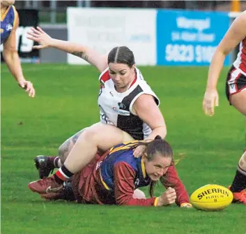  ?? Photograph­s by AMANDA EMARY. ?? Dusties’ Jessica Kemp has eyes for the ball as she gives a ride to a Bonbeach player. Kemp was named as the Dusties’ best player in their division two match.