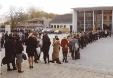  ??  ?? Eine lange Schlange: Mehr als 600 Menschen stellten sich an, um beim Flugbeglei­ter-Casting in der alten Münchner Kongressha­lle mitzumache­n.