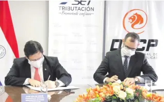  ??  ?? Óscar Orué, viceminist­ro de Tributació­n, y Pablo Seitz, director de Contrataci­ones Públicas, durante la firma de un acuerdo de cooperació­n para desarrolla­r trabajos de control más eficientes.