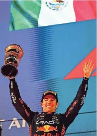  ?? ?? EL PILOTO mexicano festeja con su trofeo en el podio