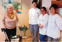  ?? FOTO: ARENDAL KOMMUNE ?? SMIL: God stemning på Flosta bo- og omsorgssen­teret som sommerstid har høner på ferie. Beboer Berit Bakke sammen med Marie Furre (f.v.) Bernadeth Johnsen og Juliet Gundersen.